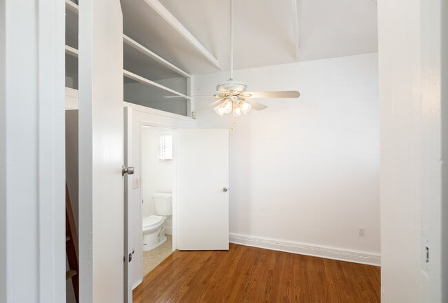 Building Photo - 5726 Lasaine Ave