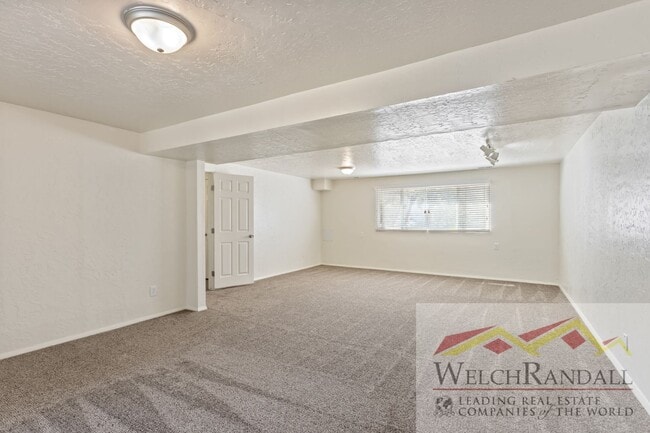 Building Photo - Elegant Layton Home Offering Space, Style,...