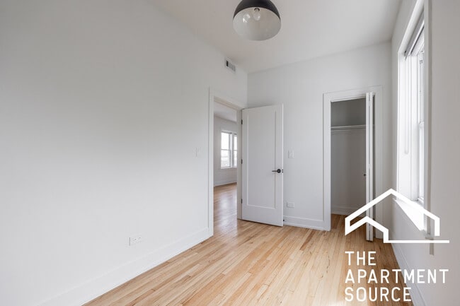 Building Photo - 3049 W Medill Ave