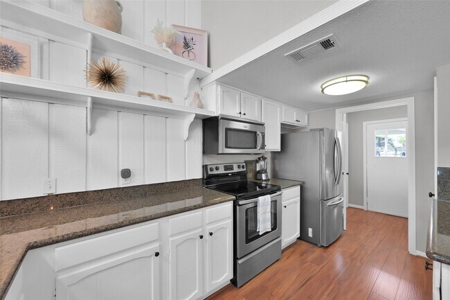 Building Photo - 39 Lakeview Village