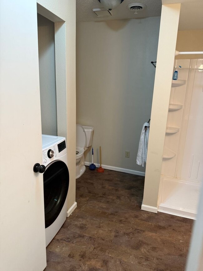 Building Photo - 3 Bedroom, 3 Bath Home for rent Close to t...