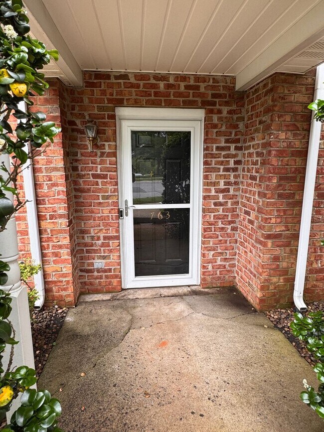 Building Photo - 3 Bedroom || 2 Full Bathroom & 2 Half Bathroom Townhome