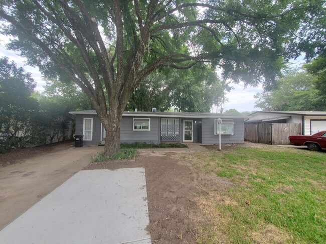 Building Photo - 3 bedroom 1.5 bath Mesquite Home!