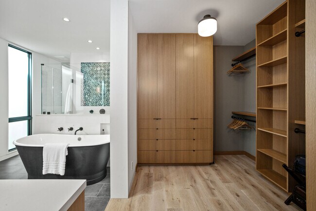 Building Photo - 124 15th Pl