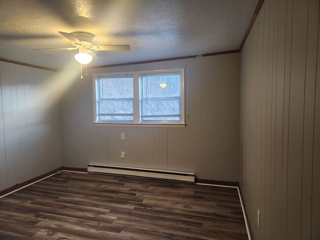 Building Photo - Spacious 2 bedroom 1 bath Loft above Real ...