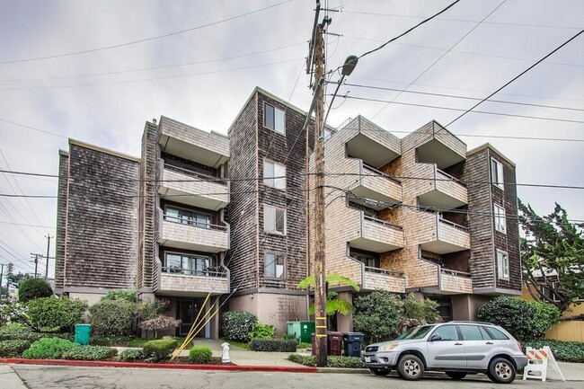 Building Photo - Rare find! 3bed/2bath Condo with private b...