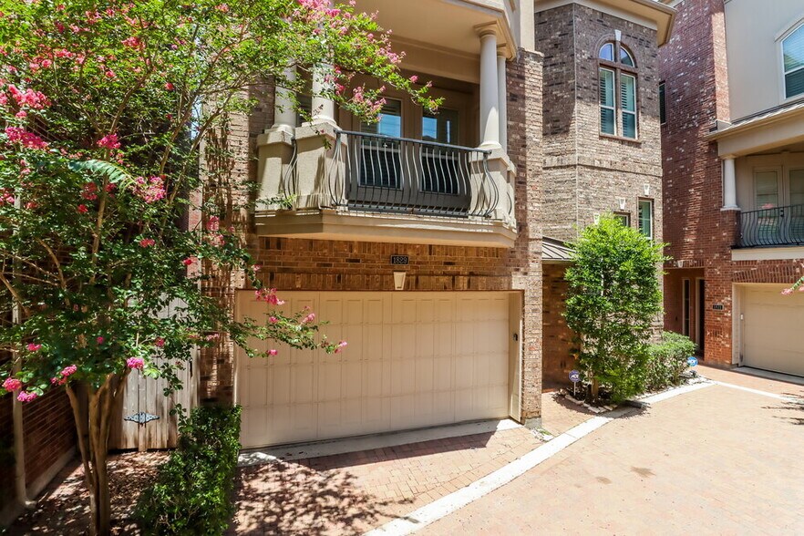 Building Photo - 1829 Oakdale St