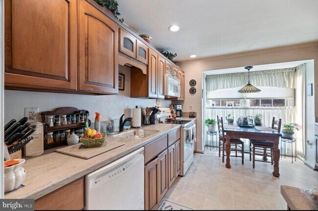 Building Photo - 7720 Bristol Square Ct