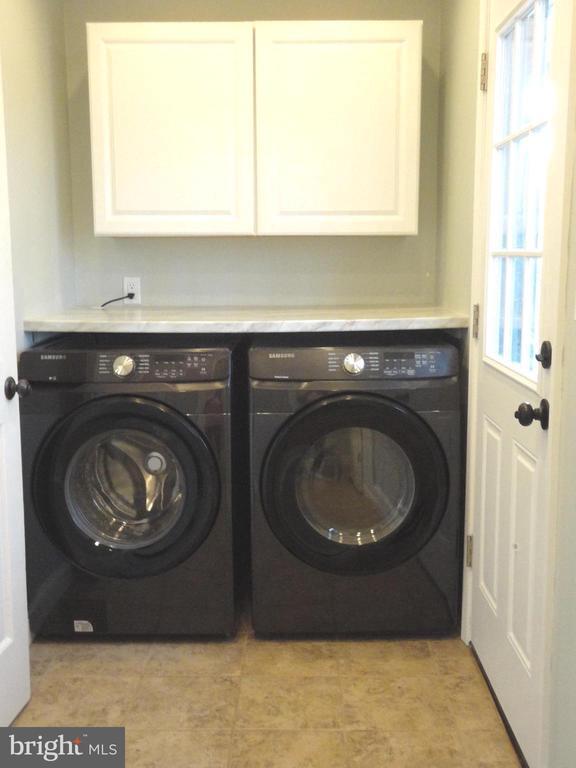 Building Photo - 814 Rustic Ln