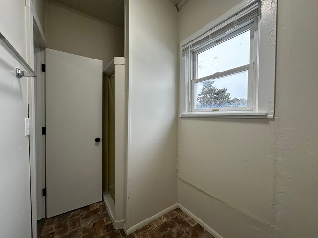Building Photo - 712 S Oakland Ave