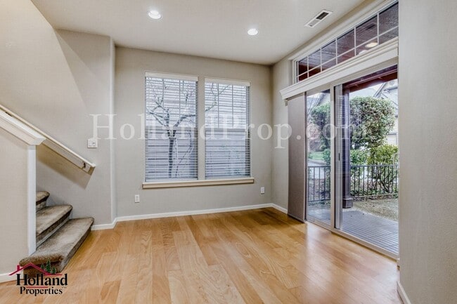 Building Photo - Beautiful 2 Bed • 2.5 Bath home in Prime Hillsboro Location – Light, Bright & Functional! *** Spe...