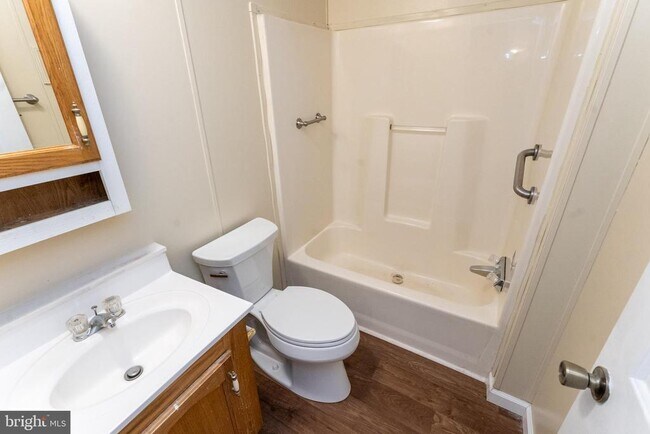 Building Photo - 1205 W 6th St