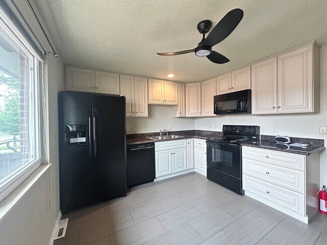 Building Photo - 2-Bed/1.5-Bath Longmont Townhome