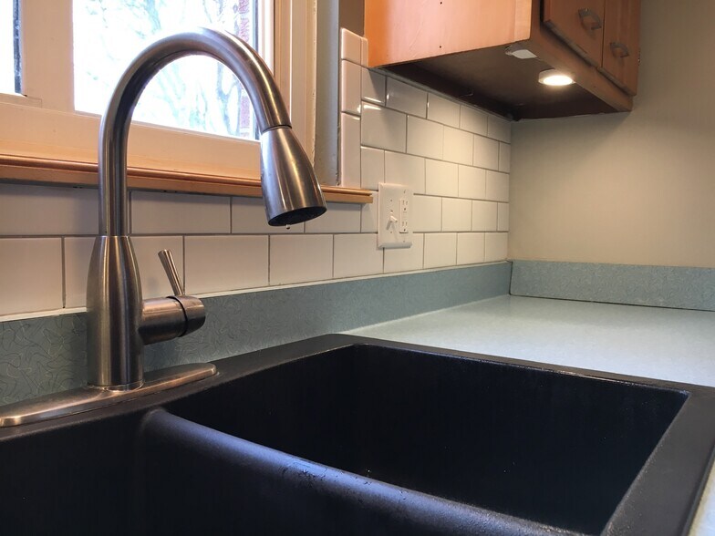 Subway tiles, easy care - 3160 Fernwood Ave