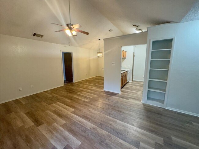 Building Photo - 112 S Mockingbird Ln