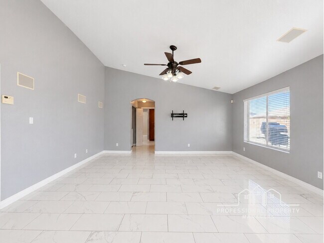Building Photo - 4-bedroom, 3-bathroom home in Parkway Place