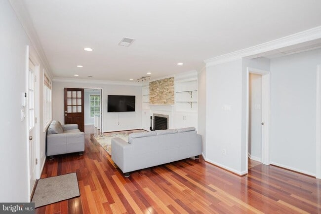 Building Photo - 2177 Chain Bridge Rd