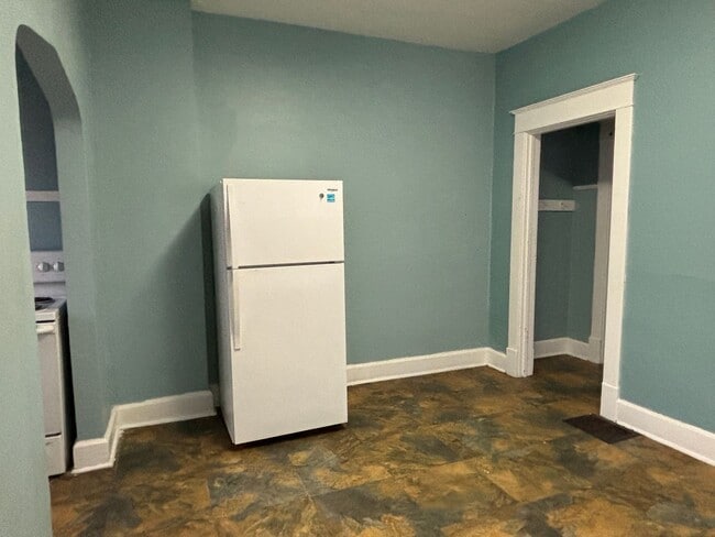 Building Photo - AVAILABLE NOW! Charming 3-Bed, 1-Bath Historic Duplex in Indianapolis!