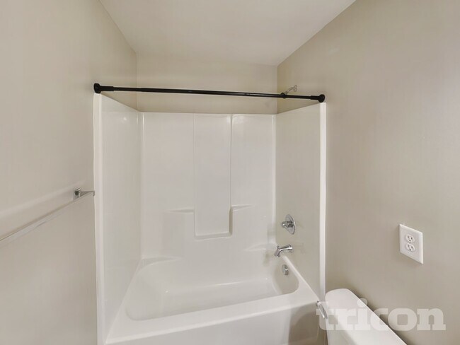 Building Photo - 725 Vanguard St