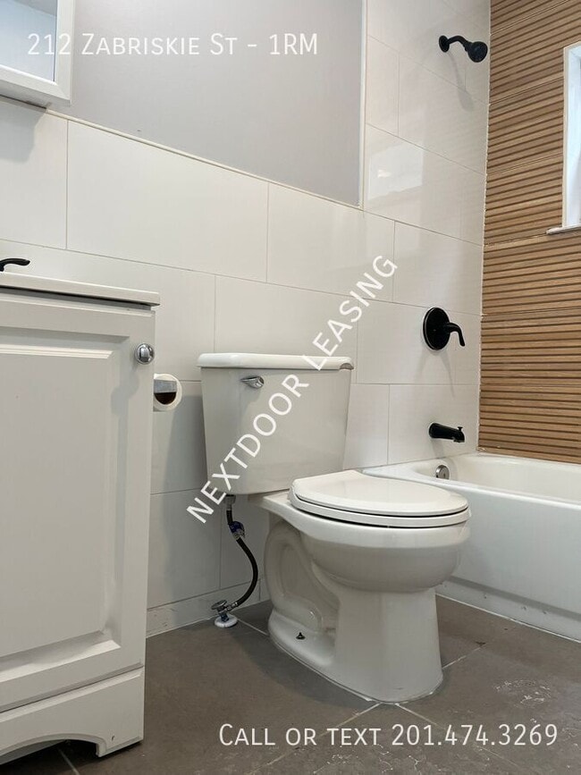 Building Photo - 212 Zabriskie St