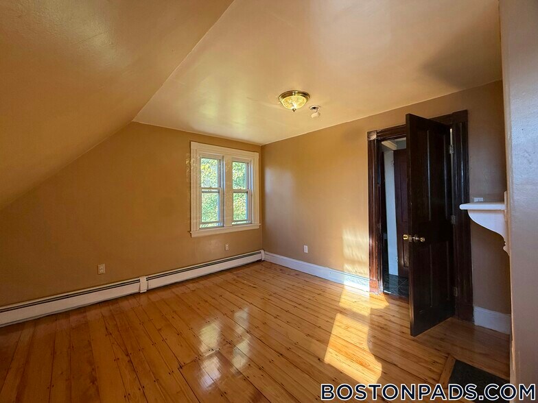 Building Photo - 547 Talbot Ave