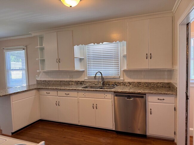 Building Photo - 2 BED, 1 BATH HOME LOCATED A FEW BLOCKS FROM DOWNTOWN ASHEBORO!