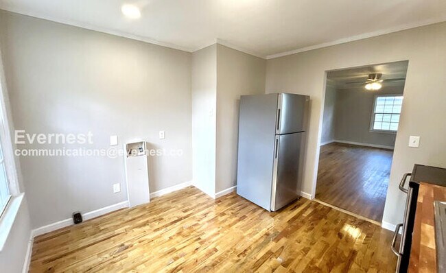 Building Photo - 2 Bed, 1 Bath with Laundry Hookups / Pet-F...