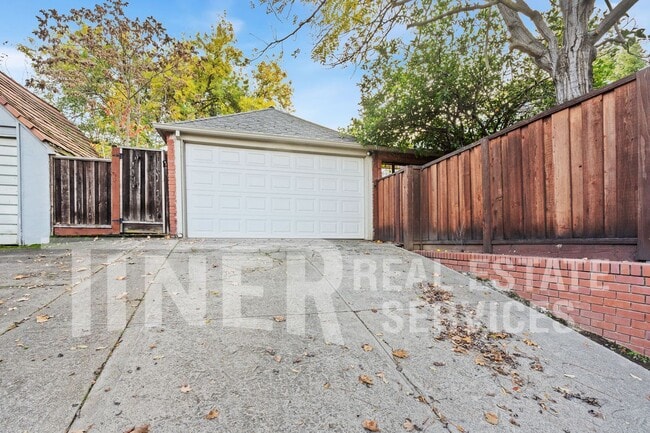 Building Photo - 801 46th St