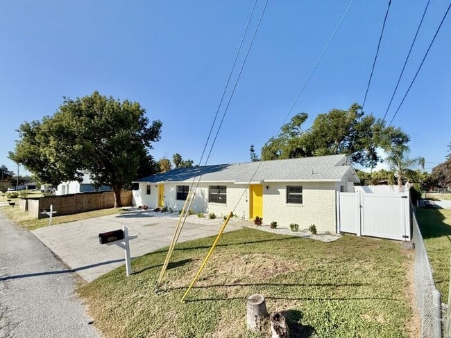 Building Photo - 5212 Peach Ave