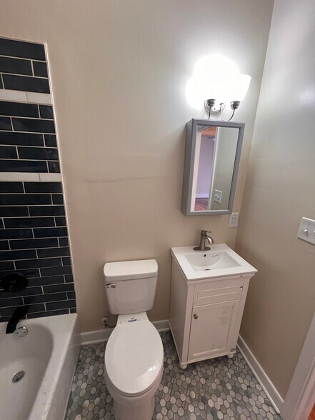 Building Photo - 1005 W High St