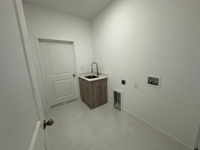 Building Photo - 6033 Kumquat Cir
