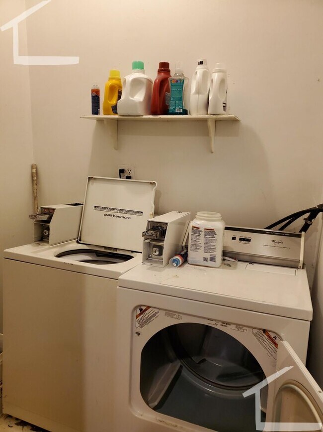 Building Photo - BU 1-bed split(2 Bedroom w/o LR) w/heat