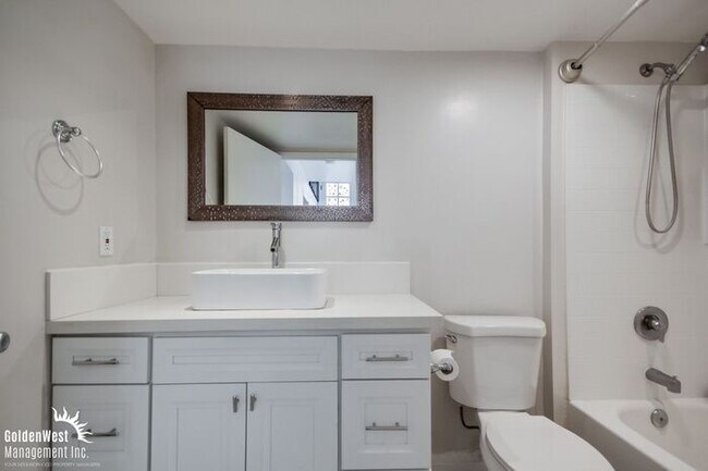 Building Photo - Newly Renovated 2Bdm 1Ba Apartment ADU Loc...