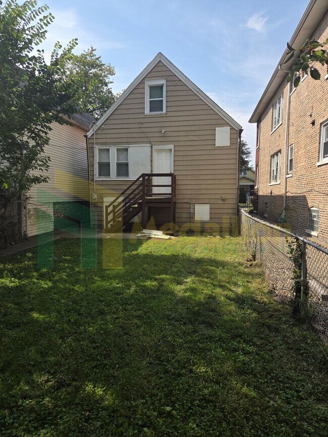 Building Photo - Spacious 3-Bedroom Home with Modern Update...