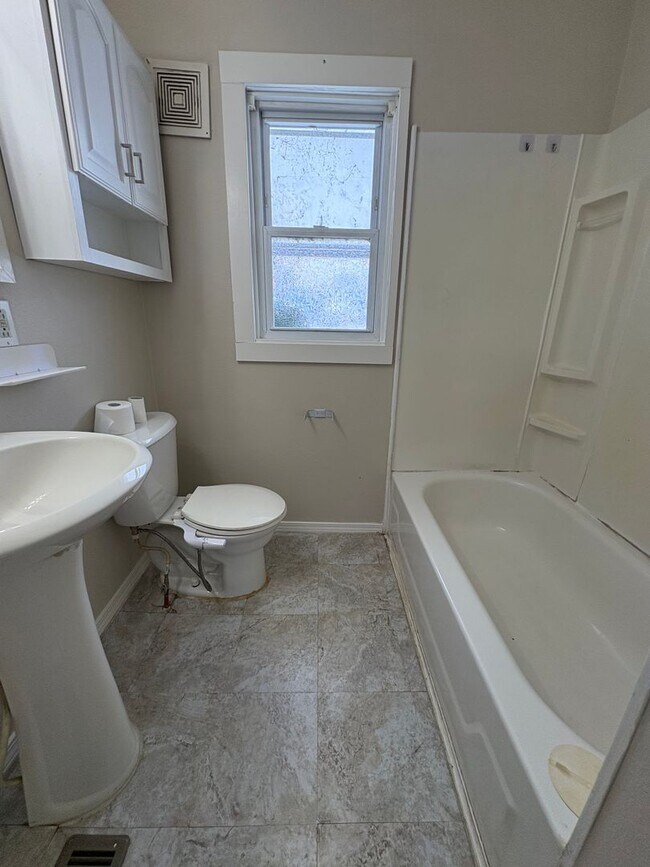 Building Photo - 2809 South Ave