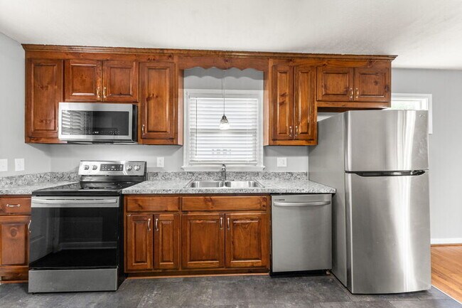 Building Photo - 104 N Oak Ave