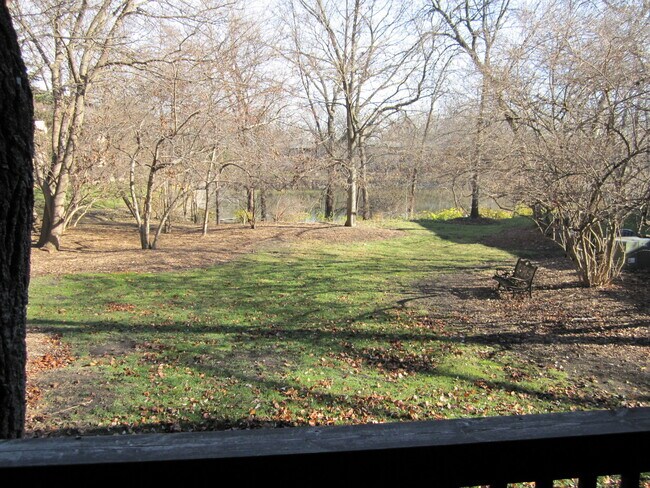 Building Photo - 1609 Maple Terrace