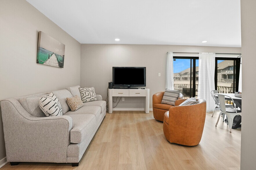 Building Photo - 9661 Shore Dr