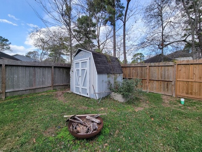 Building Photo - Welcome to this beautifully maintained home offering flexible living with 4/5 spacious bedrooms a...