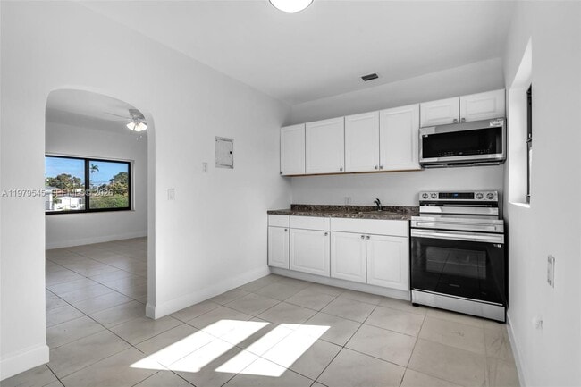 Building Photo - 130 SW 31st Ct