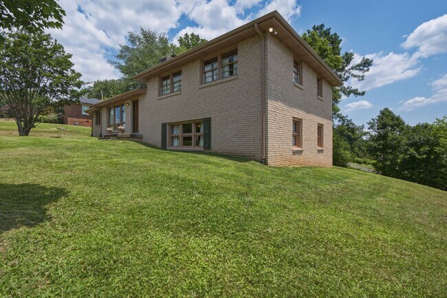Building Photo - Welcome to a rare opportunity to experience authentic mid-century modern living in one of Nashvil...