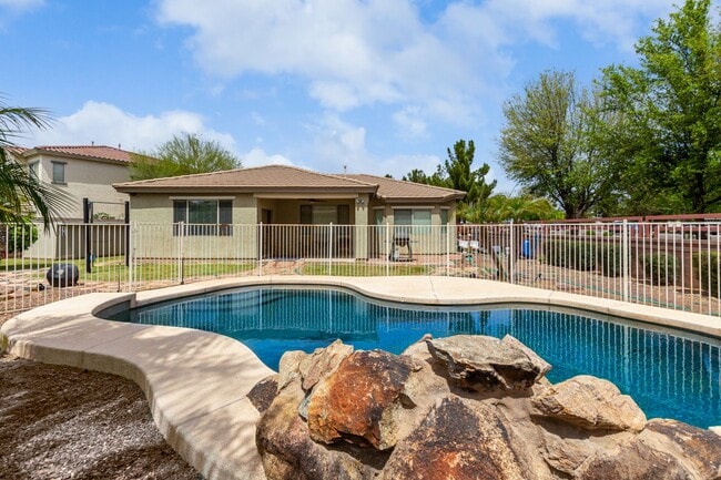 Building Photo - Lovely home in cul-de-sac lot with fenced pool!