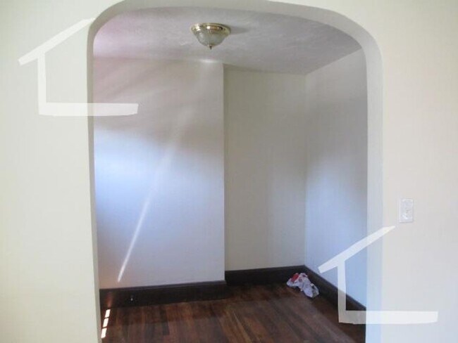 Building Photo - Nice 4 bed in Oak Square