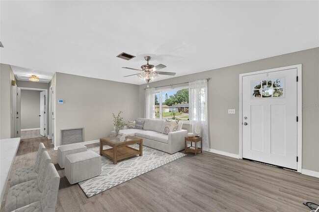 Building Photo - 2127 Scotland Dr