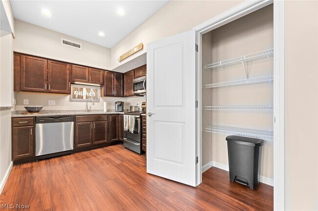 Building Photo - 558 Colony Park Dr