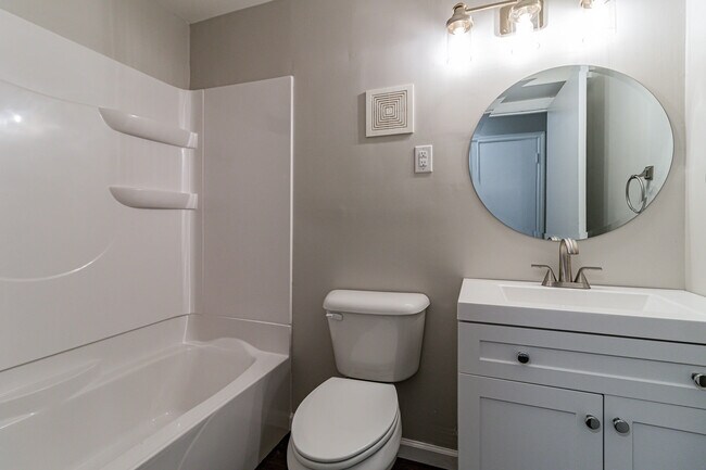 Building Photo - 210 S Victor St