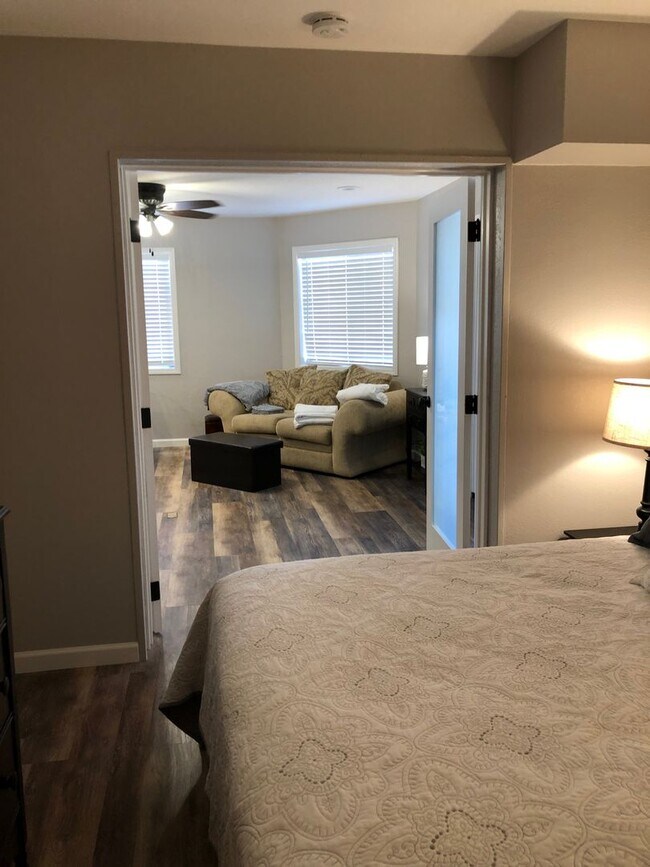 Building Photo - Beauty and Convenience! Remodeled, Fully F...