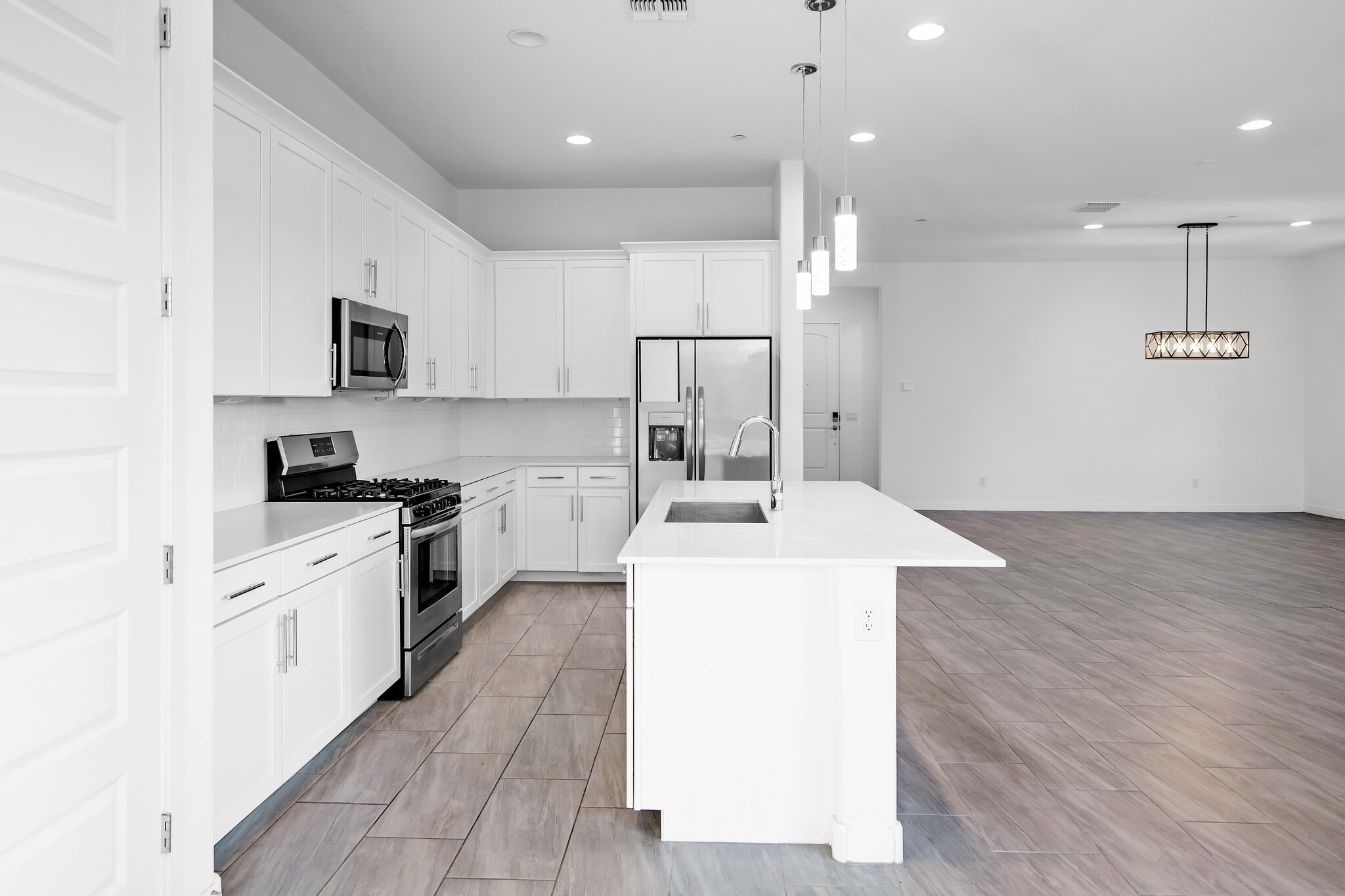 Building Photo - 9738 E Tiburon Ave