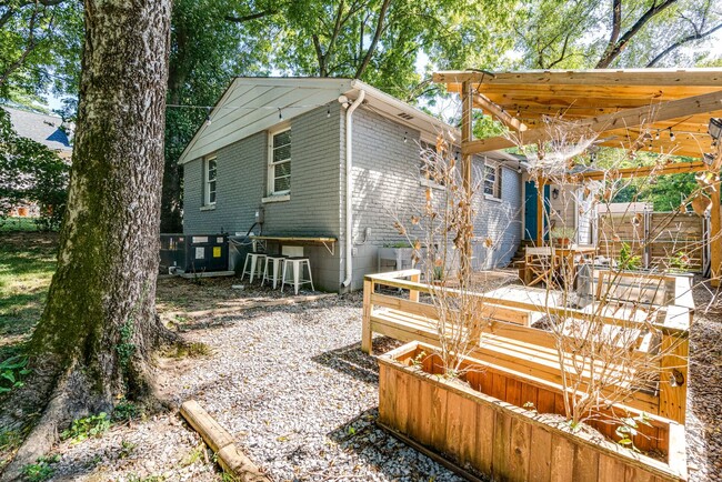 Building Photo - Amazing 3BE/1BA in East Nashville location!