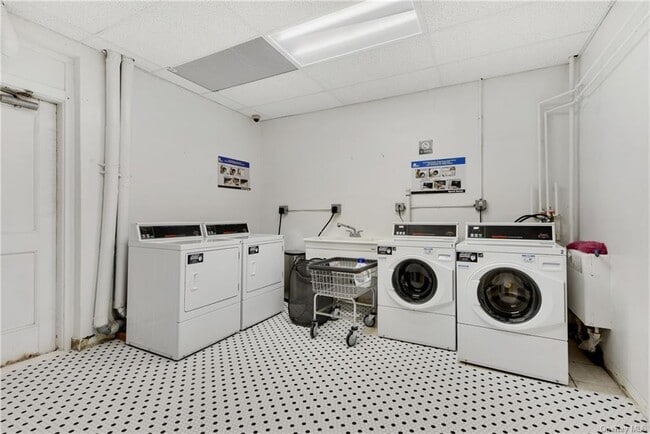 Building Photo - 633 Old Post Rd